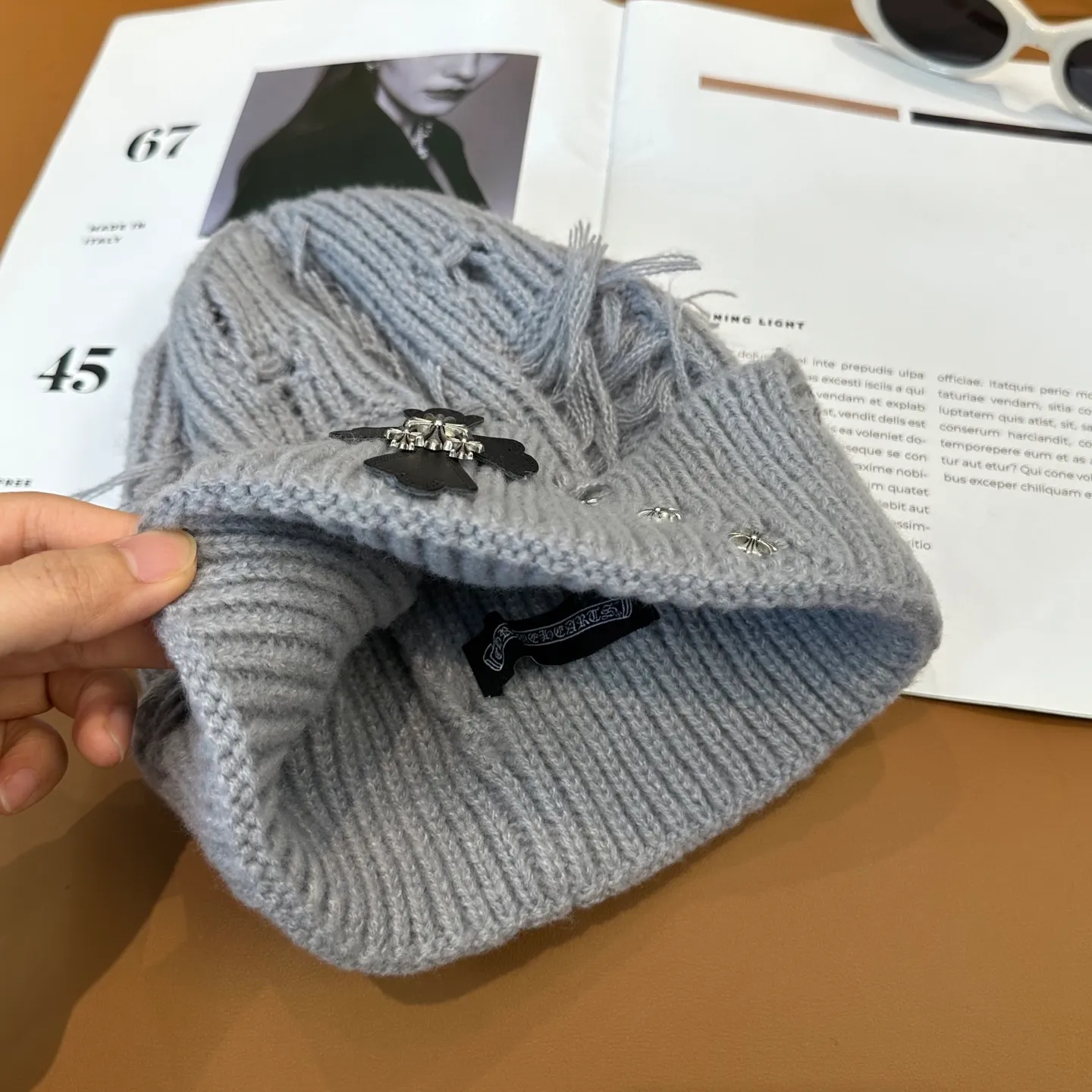 P70 🤍Chrome hearts new autumn and winter cross knitted hat🧶 One of the must-have hats in autumn and winter~ It really looks good on whoever wears it~, it is also a perfect match in black and white and gray in autumn~